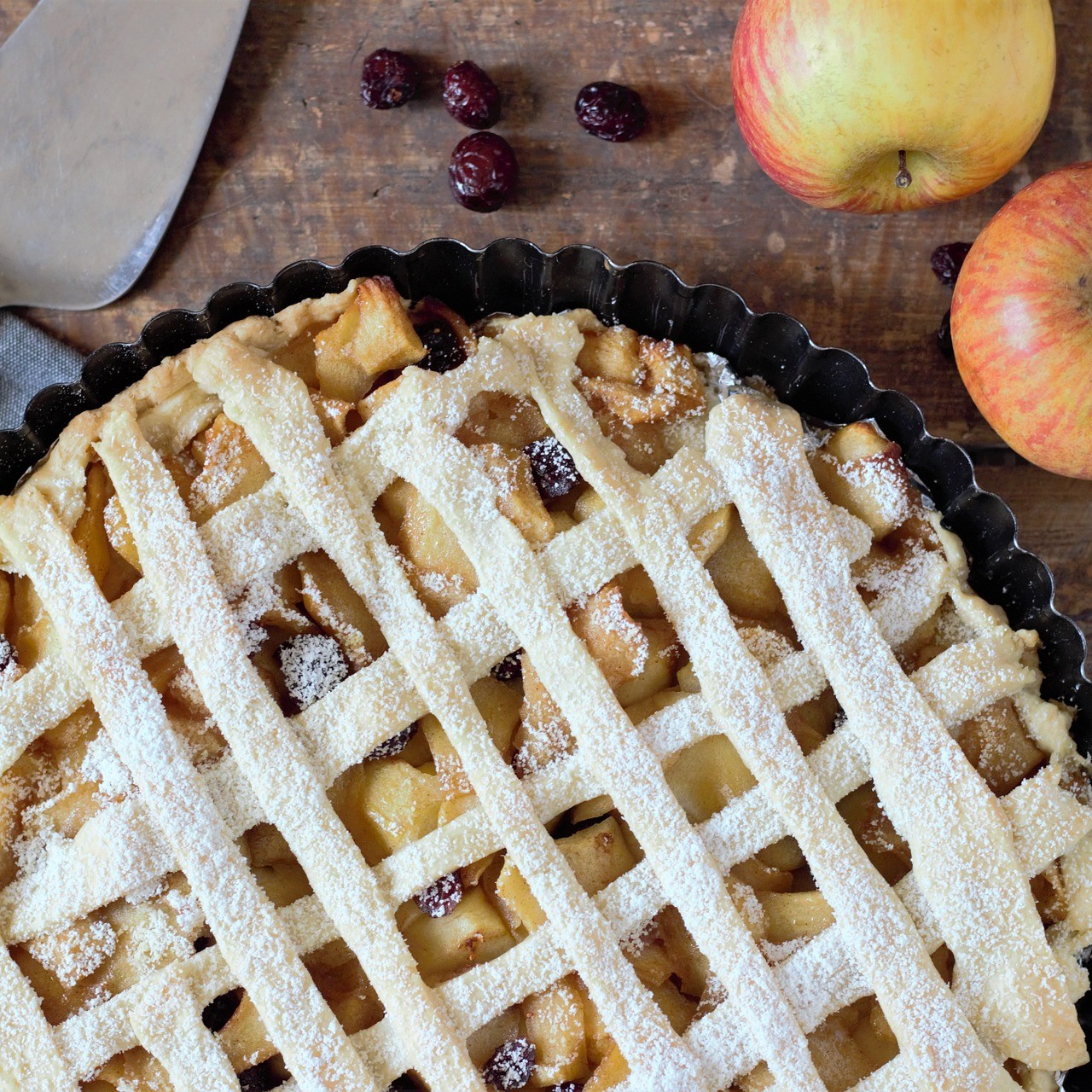 Picture of baked apple pie and some freshly picked cooking apples